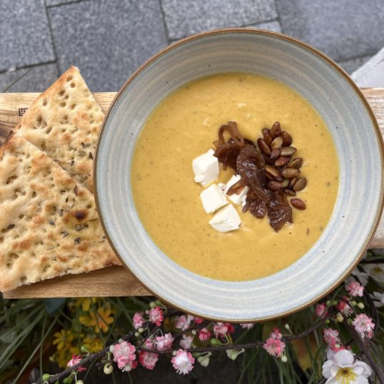 Крем-суп гарбузовий з карамелізованою цибулею та фетою