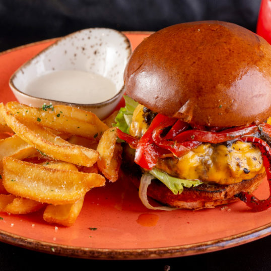 Бургер з яловичиною, трюфельною пастою, смаженим солодким перцем