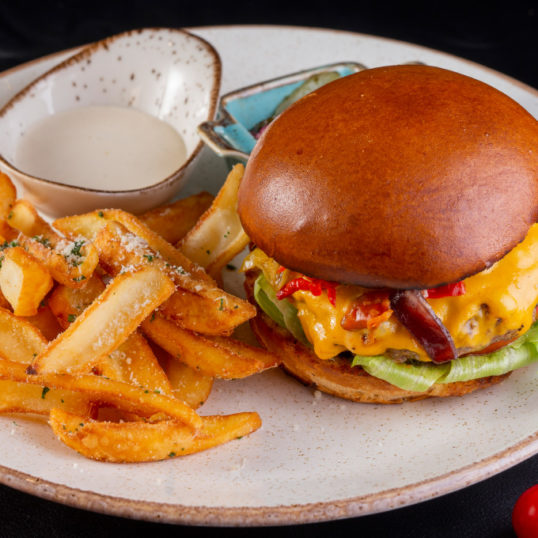 Бургер з яловичиною, пепероні та карамелізованою цибулею