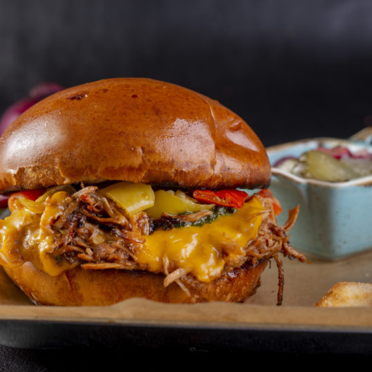 Бургер з розтушкованою яловичиною