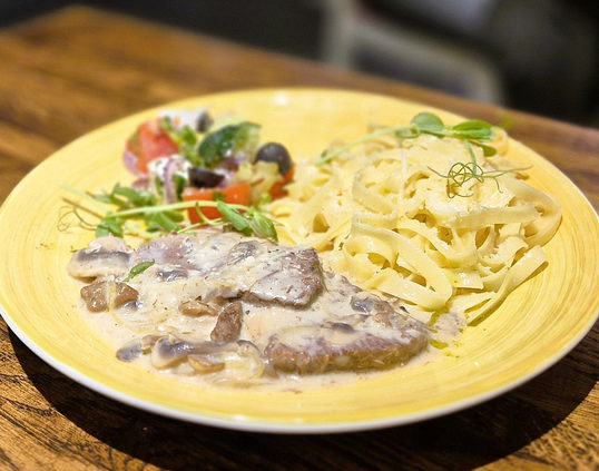 Яловичина у вершково-грибному соусі