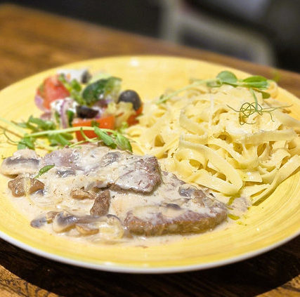 Яловичина у вершково-грибному соусі