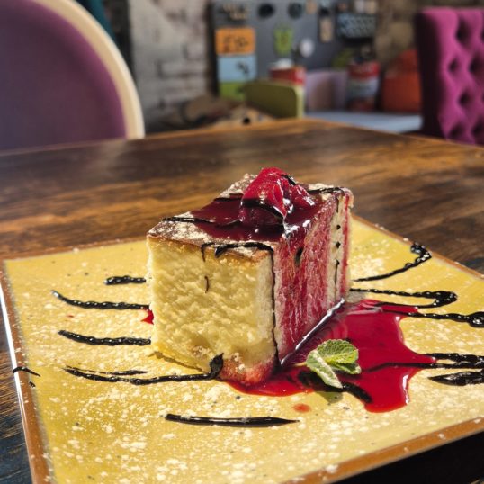 Львівський сирник з вишневим конфі