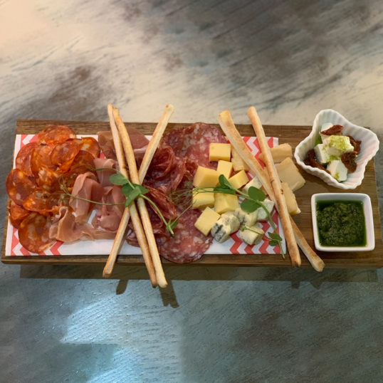 Дошка м’яса та сиру до вина