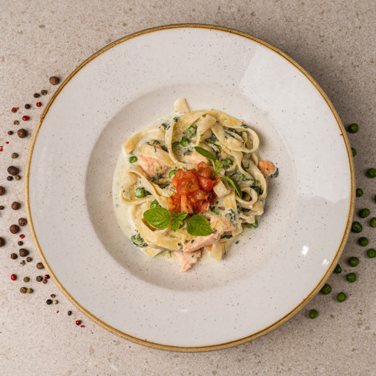 Тальятеле з лососем, шпинатом та зеленим горошком під вершковим соусом