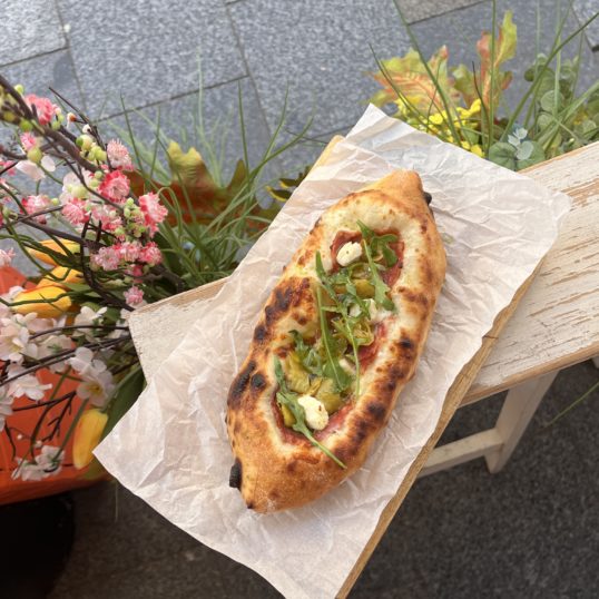 Піцета з салямі, перцем пепероні та фетою