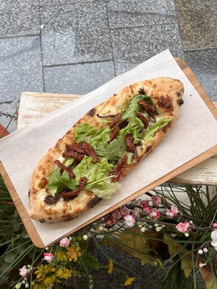 Піцета з яловичиною, карамелізованою цибулею та в’яленими томатами