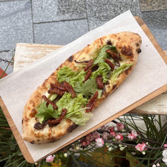 Піцета з яловичиною, карамелізованою цибулею та в’яленими томатами