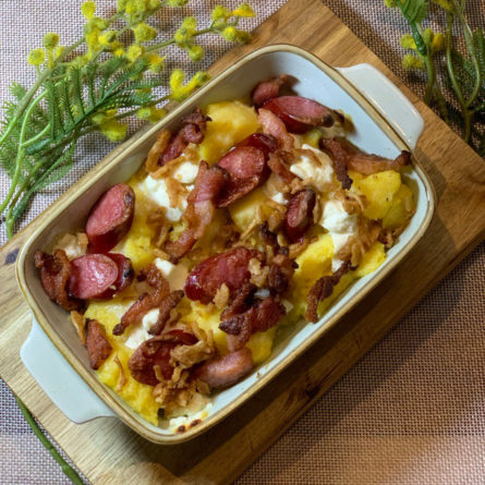 Полента аля Банош зі смаженим беконом, мисливськими ковбасками та сиром фета