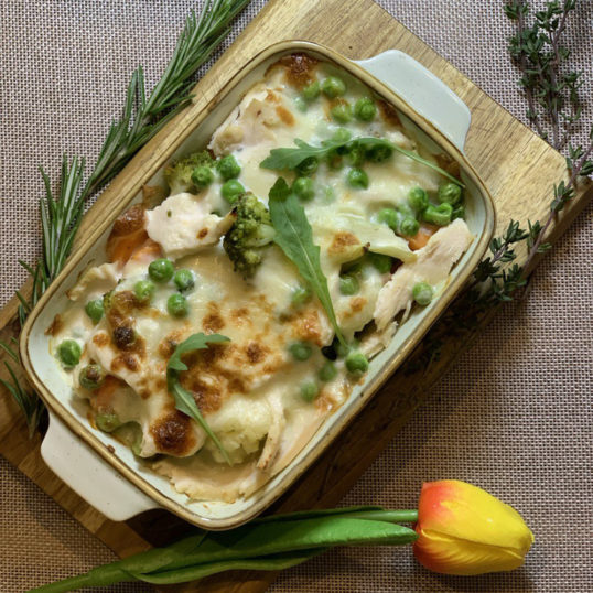 Куряча грудка запечена з овочами під вершковим соусом та сиром моцарела