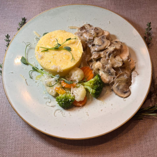 Куряча грудка у вершково грибному соусі з полентою та овочами